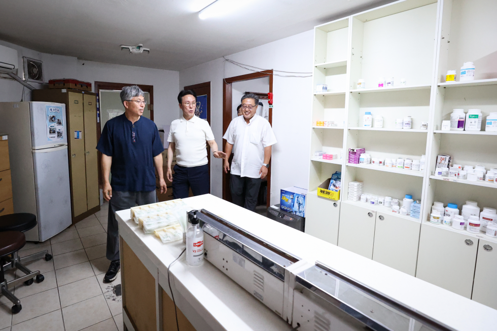PM visits flophouse area