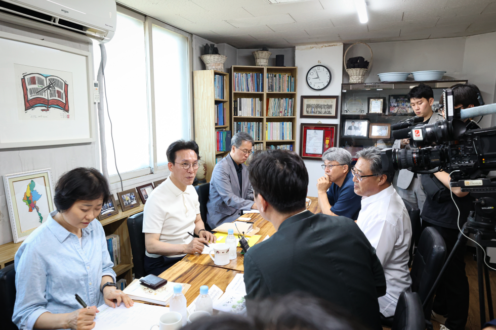 PM visits flophouse area