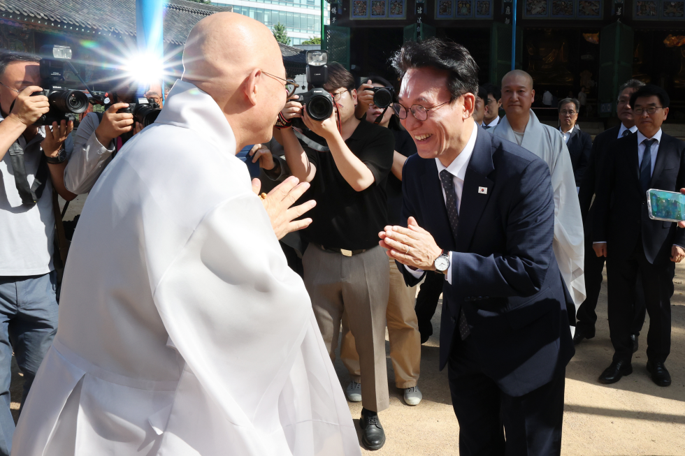 PM meets Buddhist leader