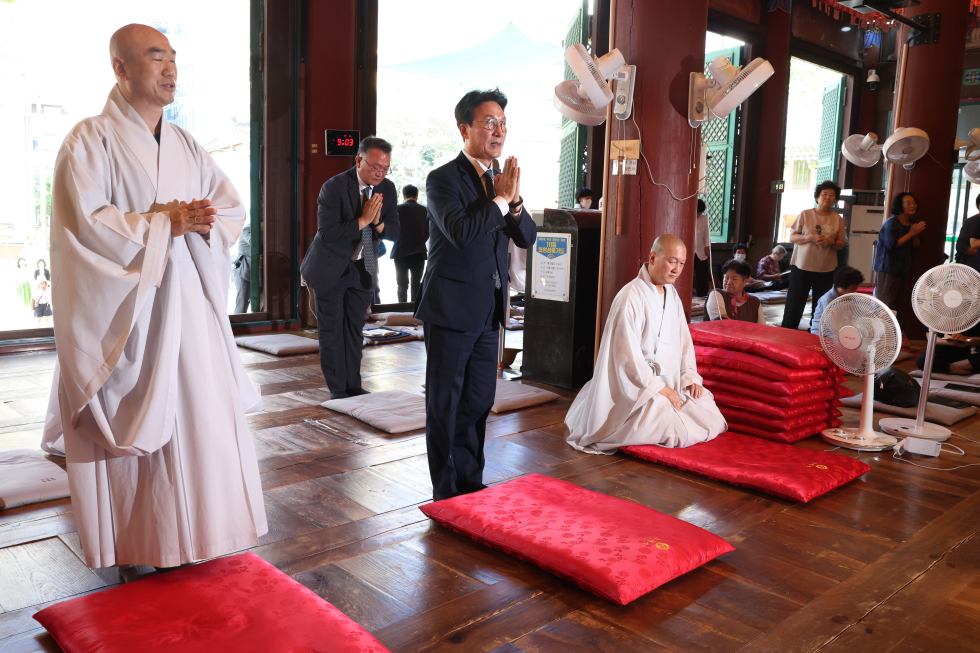 PM meets Buddhist leader