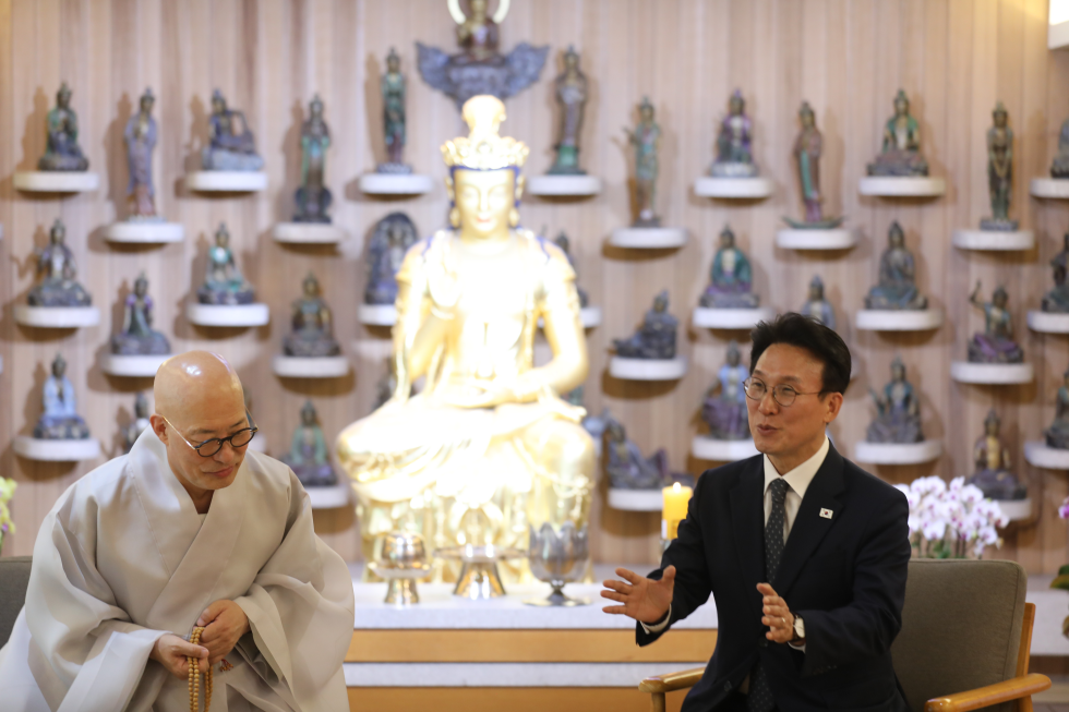 PM meets Buddhist leader