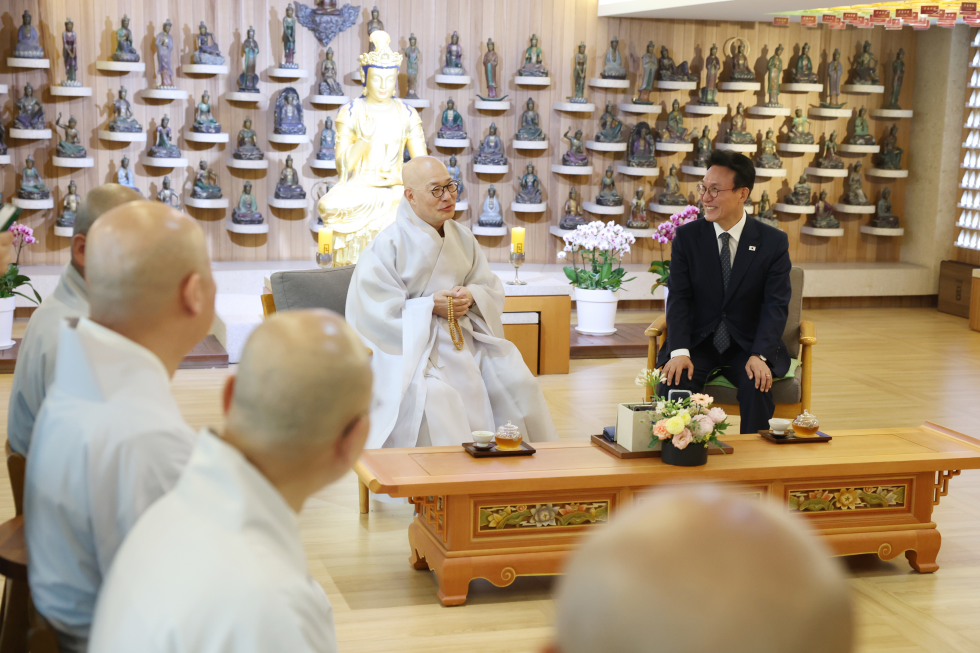 PM meets Buddhist leader