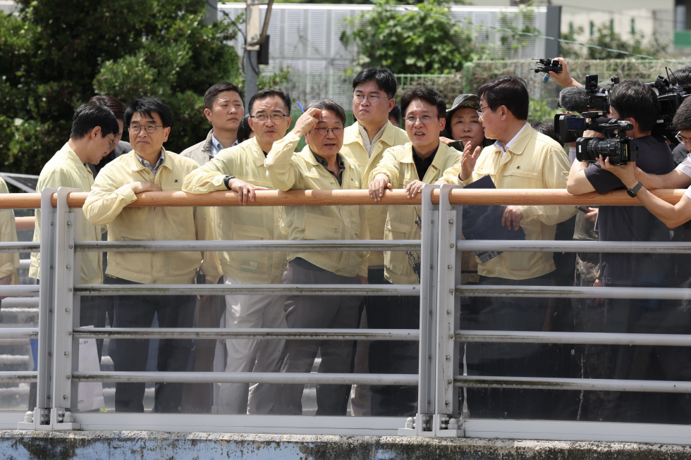 PM inspects flood damage site
