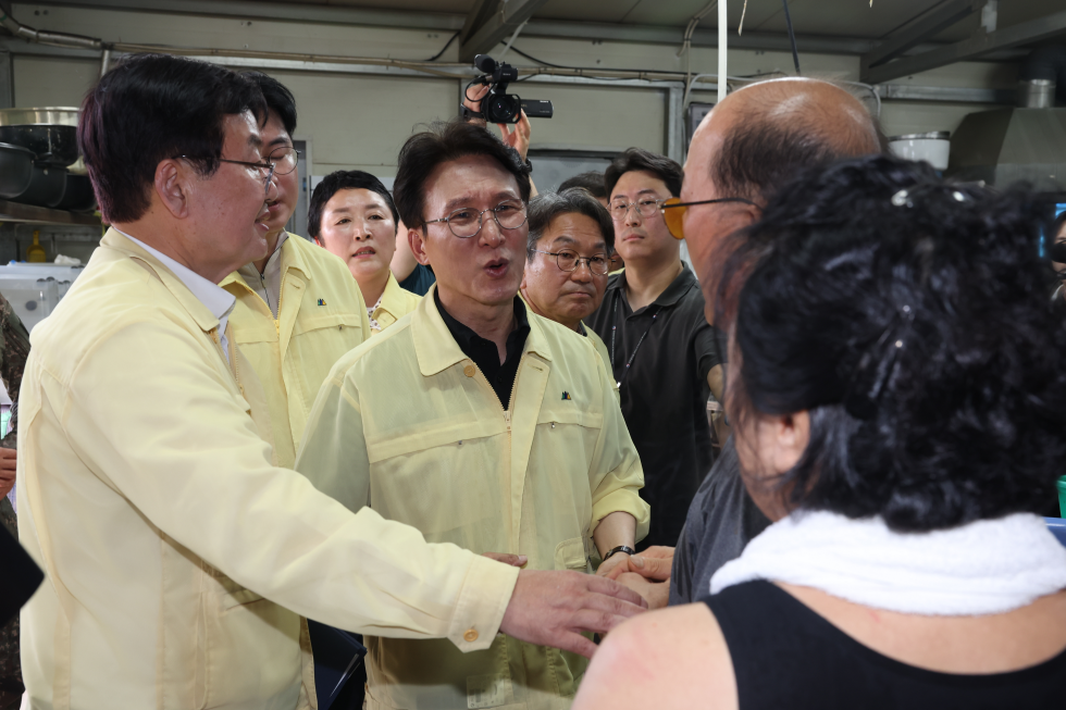 PM inspects flood damage site