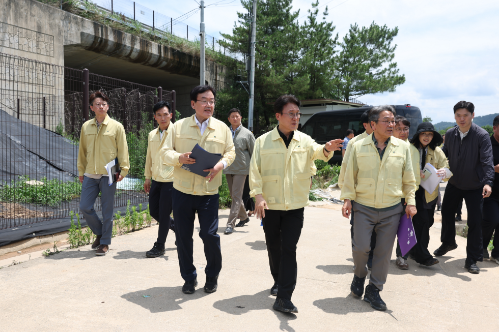 PM inspects flood damage site