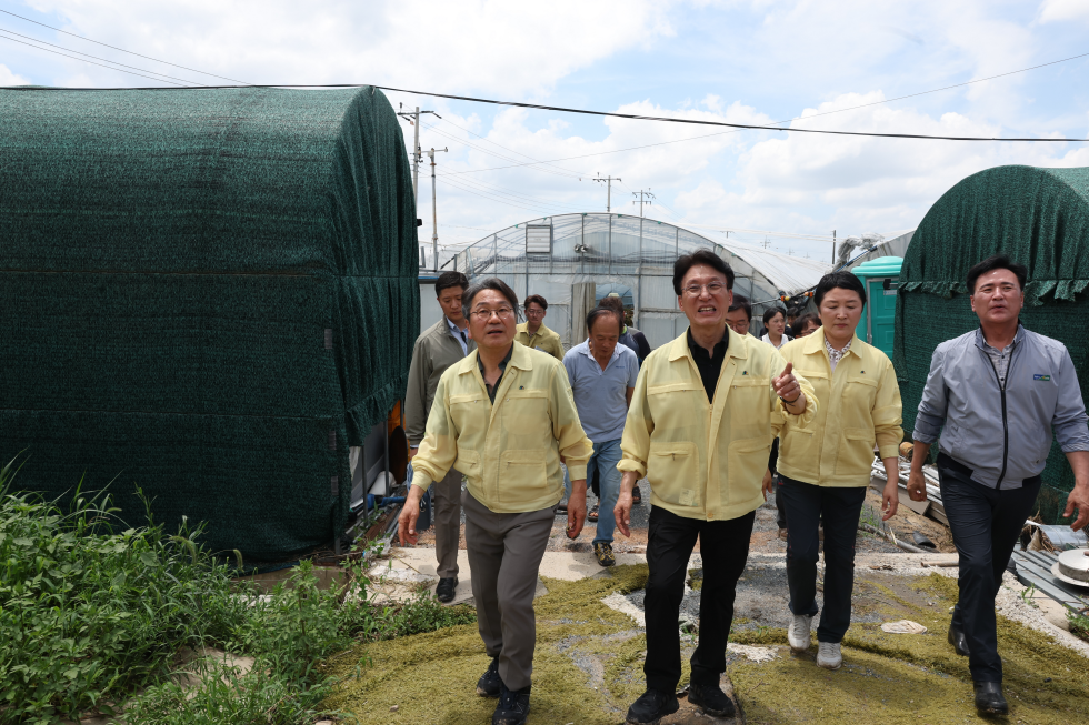 PM inspects flood damage site
