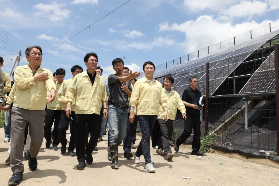 PM inspects flood damage site