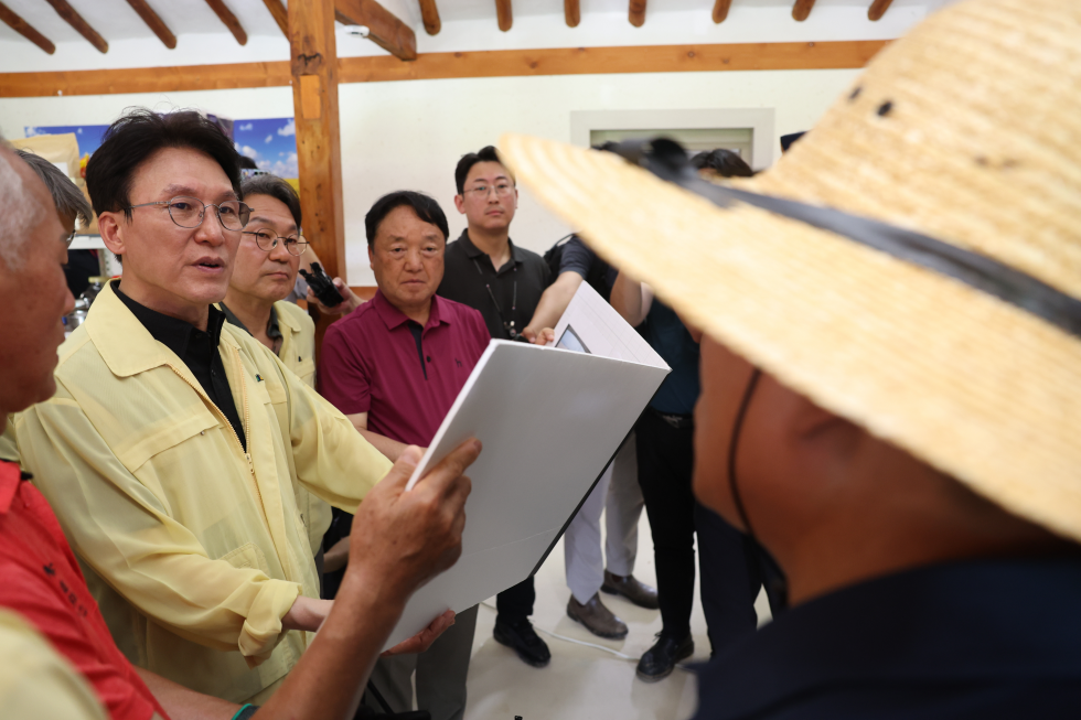 PM inspects flood damage site
