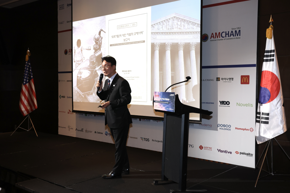PM attends AMCHAM seminar