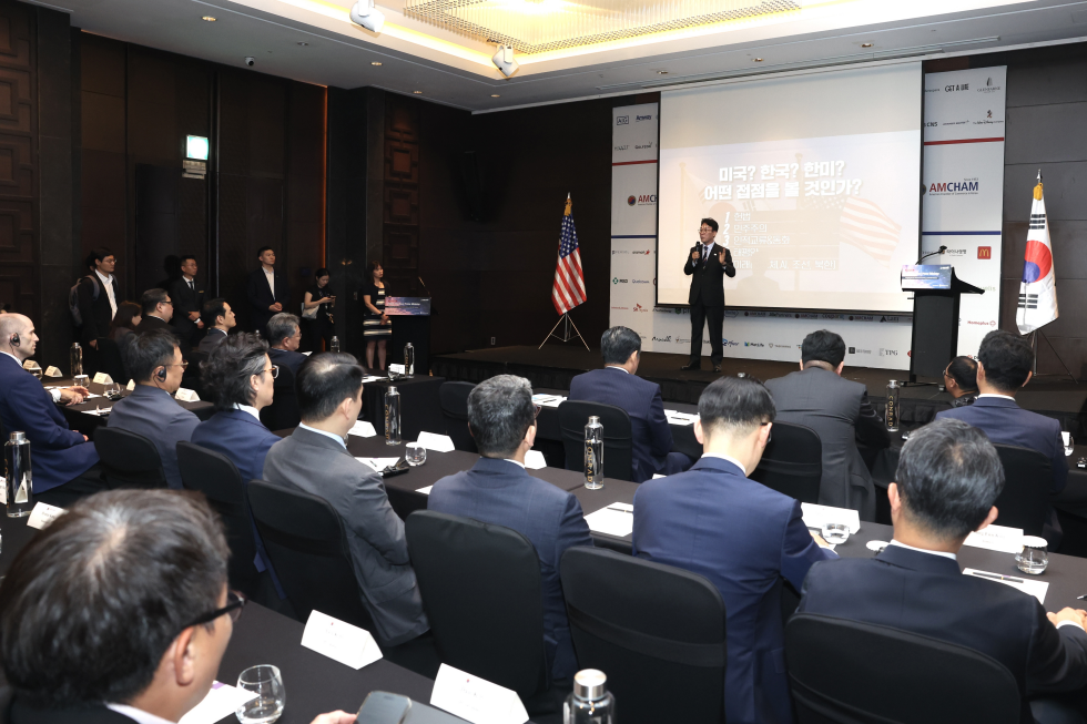 PM attends AMCHAM seminar