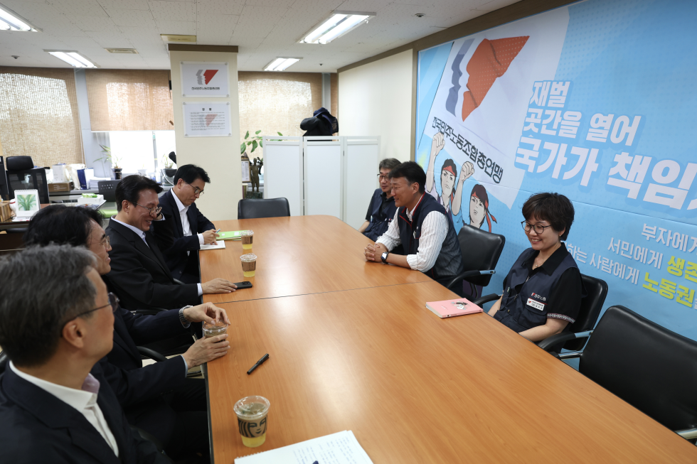 PM visits Korean Confederation of Trade Unions