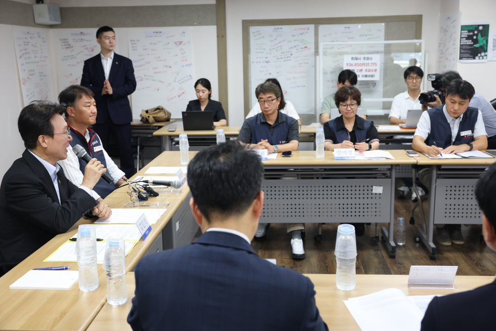 PM visits Korean Confederation of Trade Unions