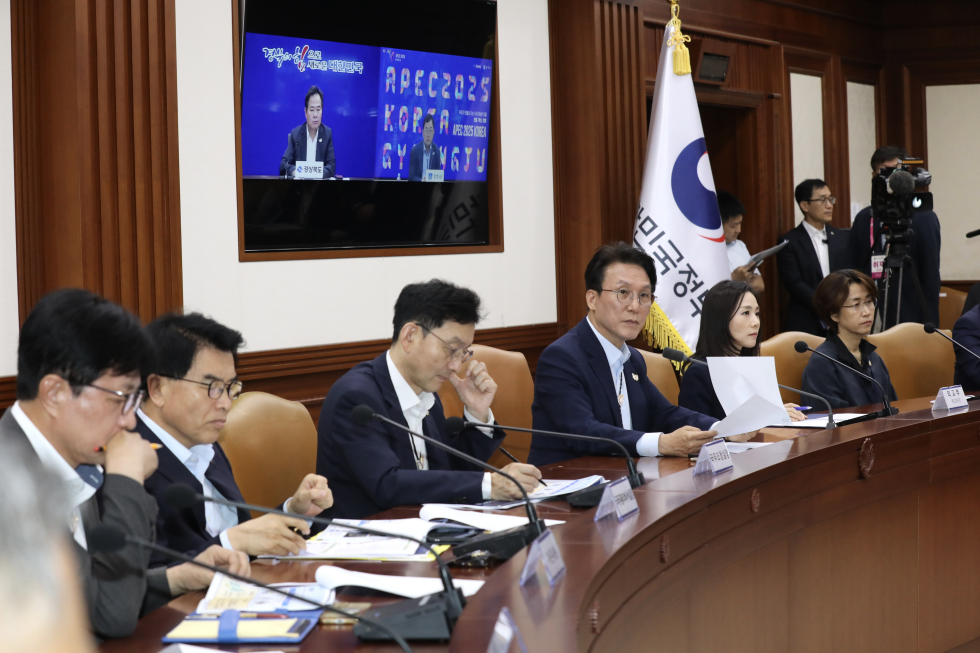 APEC Summit comprehensive review meeting