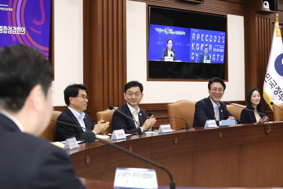 APEC Summit comprehensive review meeting