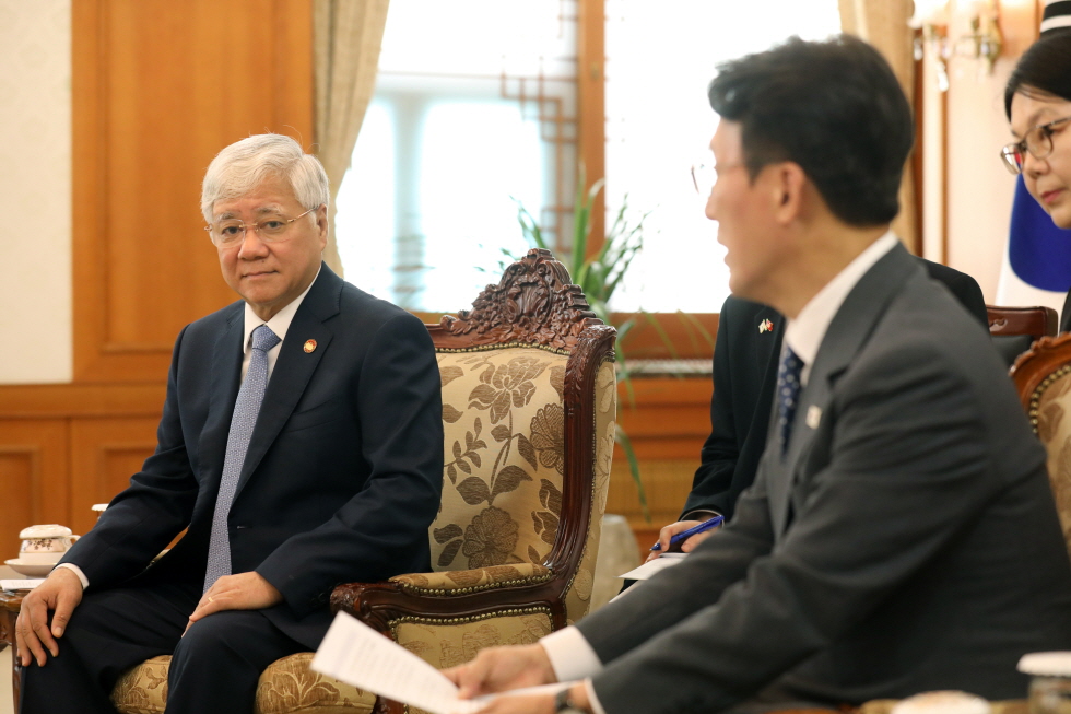 PM Kim meets Vietnamese politician