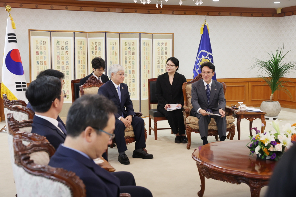 PM Kim meets Vietnamese politician