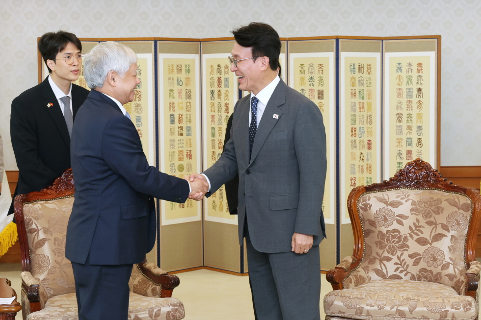PM Kim meets Vietnamese politician