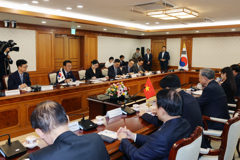 PM meets To Lam, secretary general of Vietnam's Communist Party