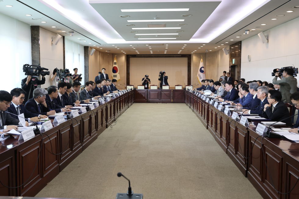 The 8th APEC Summit comprehensive review meeting