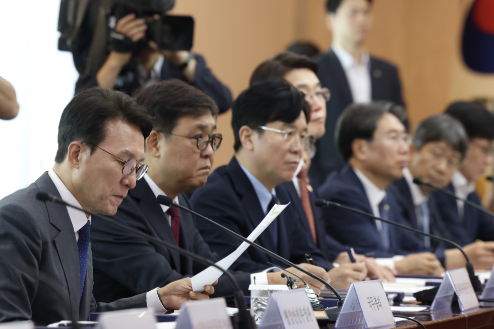 The 8th APEC Summit comprehensive review meeting