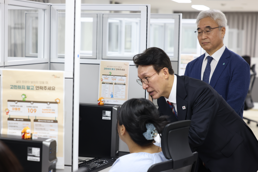 PM visits Korea Foundation for Suicide Prevention