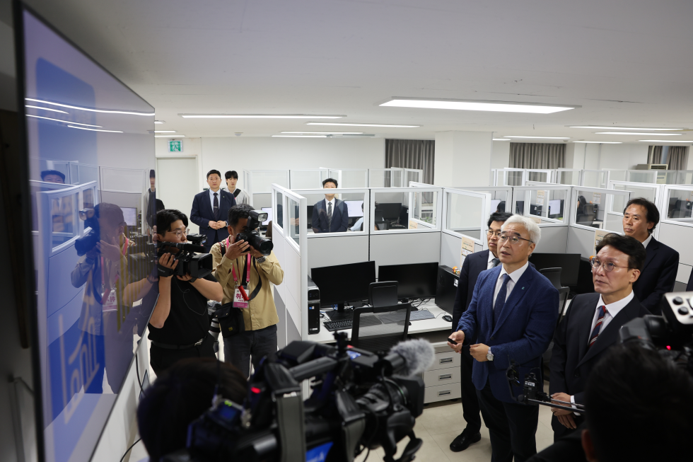 PM visits Korea Foundation for Suicide Prevention