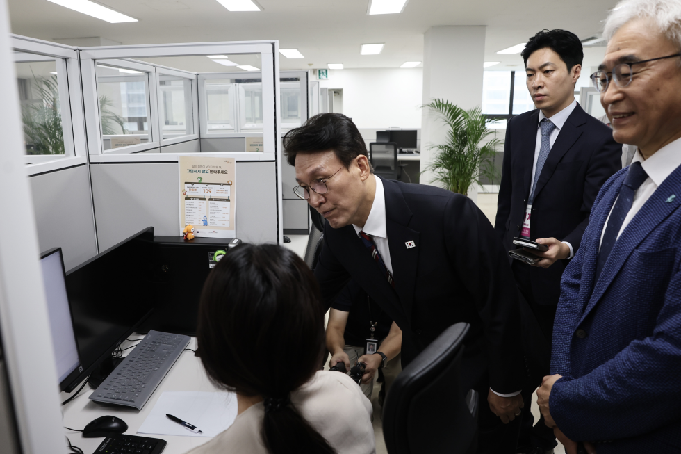 PM visits Korea Foundation for Suicide Prevention