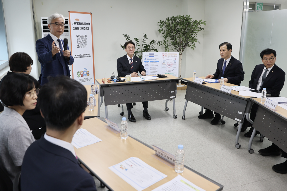 PM visits Korea Foundation for Suicide Prevention