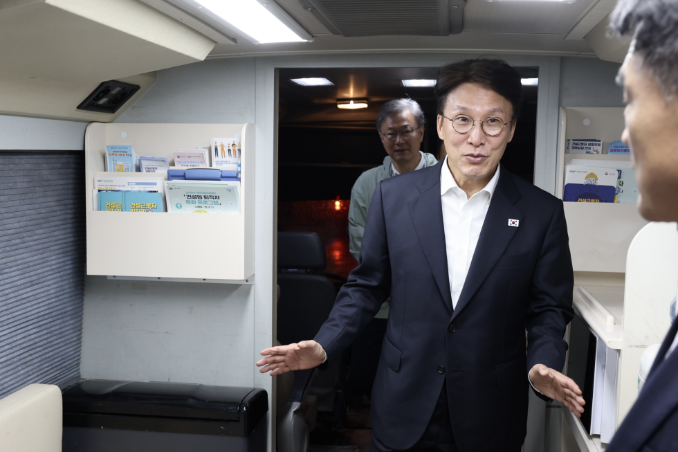 PM Kim visits market for day laborers