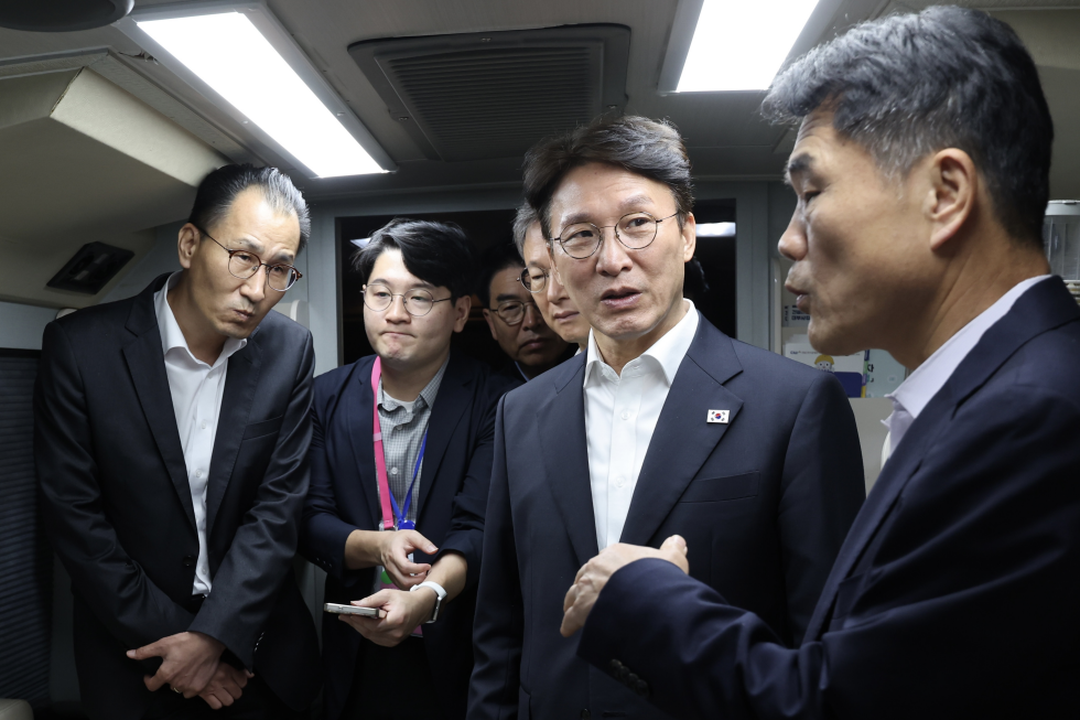 PM Kim visits market for day laborers