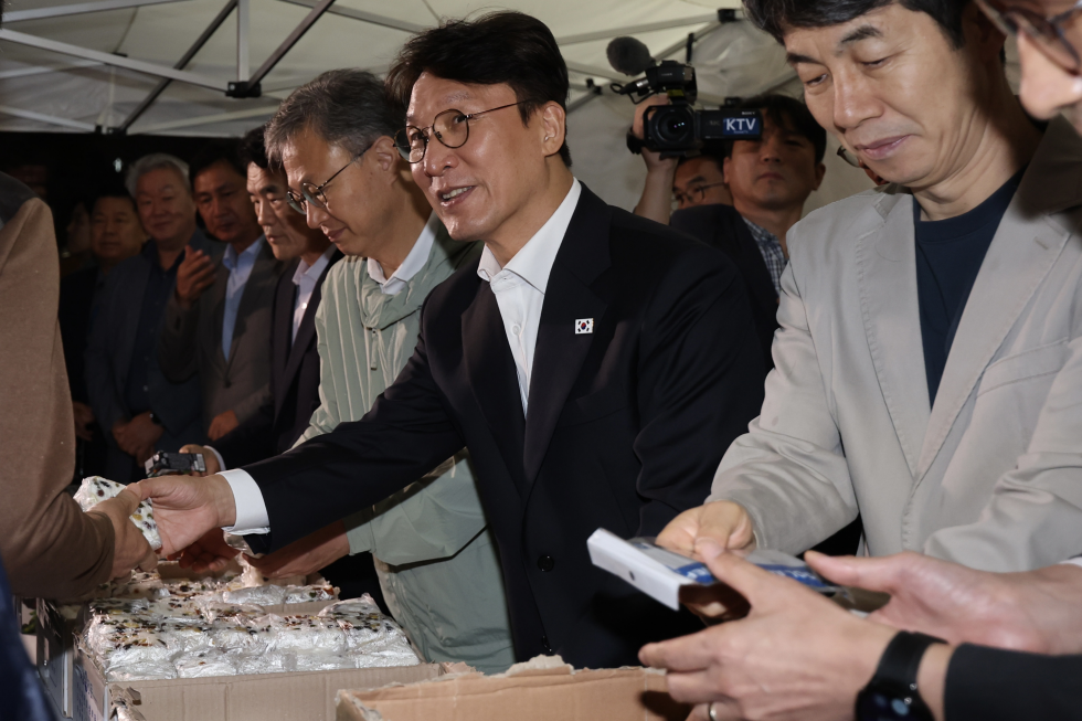 PM Kim visits market for day laborers
