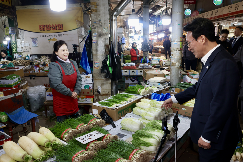 PM visits traditional market