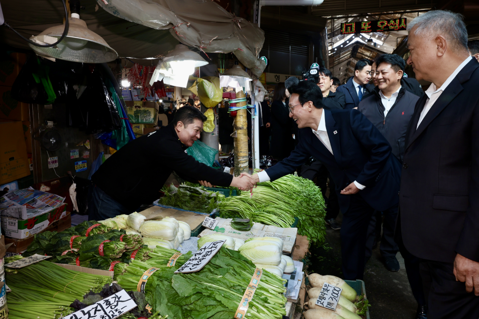 PM visits traditional market