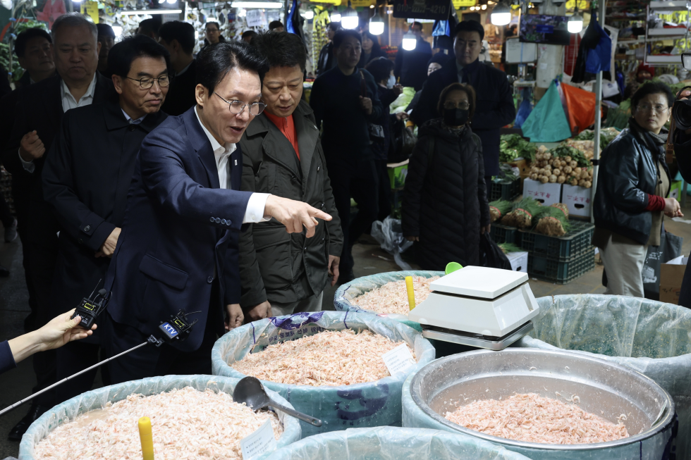 PM visits traditional market