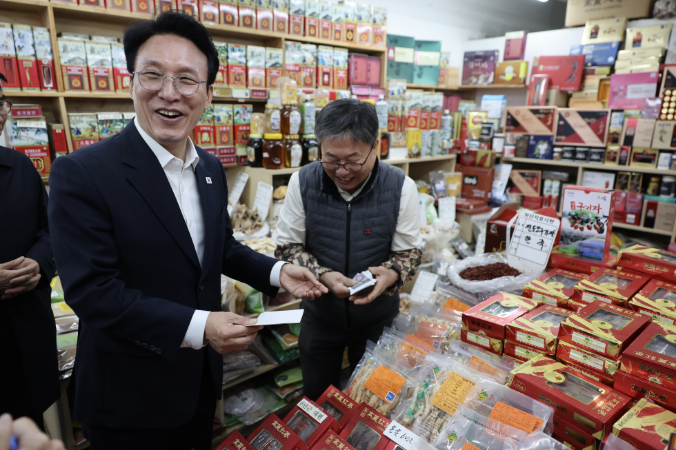 PM visits traditional market