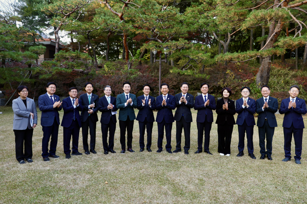 Ruling party-gov't meeting