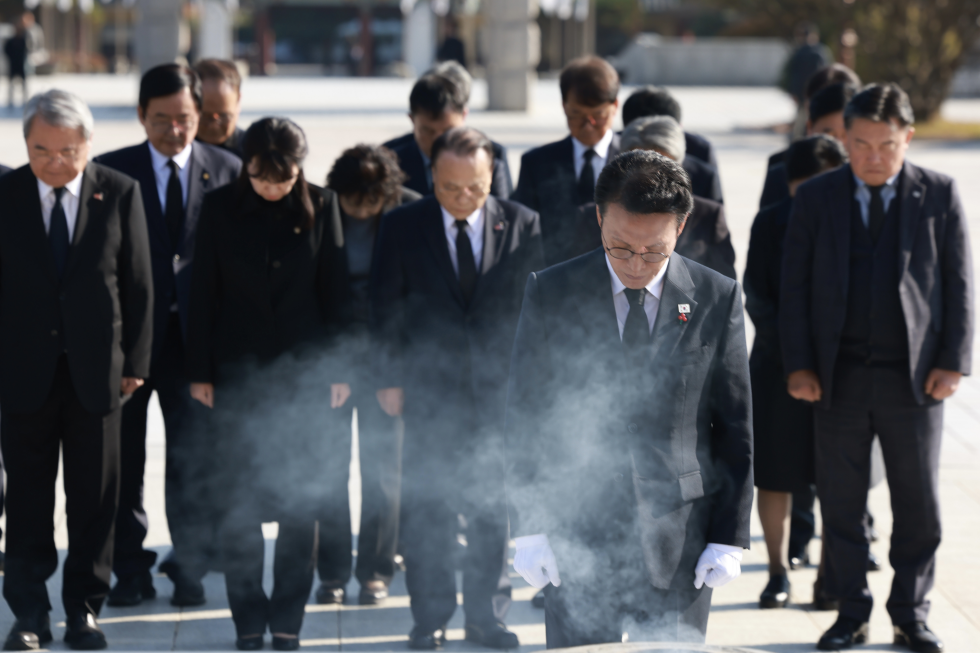 PM pays tribute at the May 18 National Cemetery