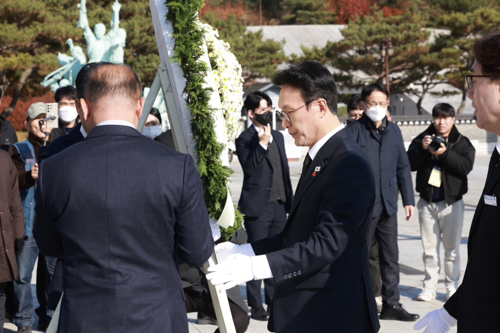 PM pays tribute at the May 18 National Cemetery