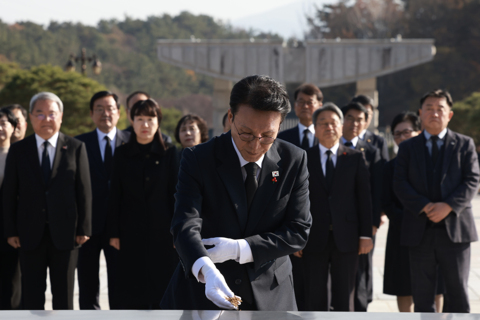 PM pays tribute at the May 18 National Cemetery