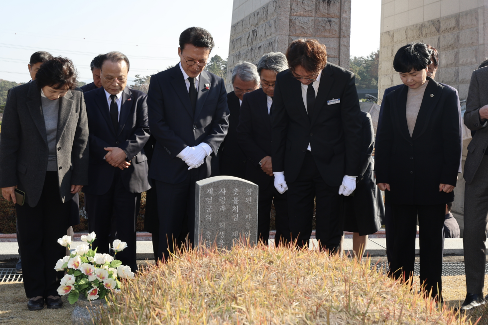 PM pays tribute at the May 18 National Cemetery