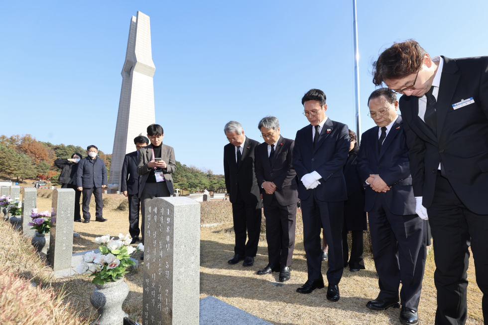 PM pays tribute at the May 18 National Cemetery