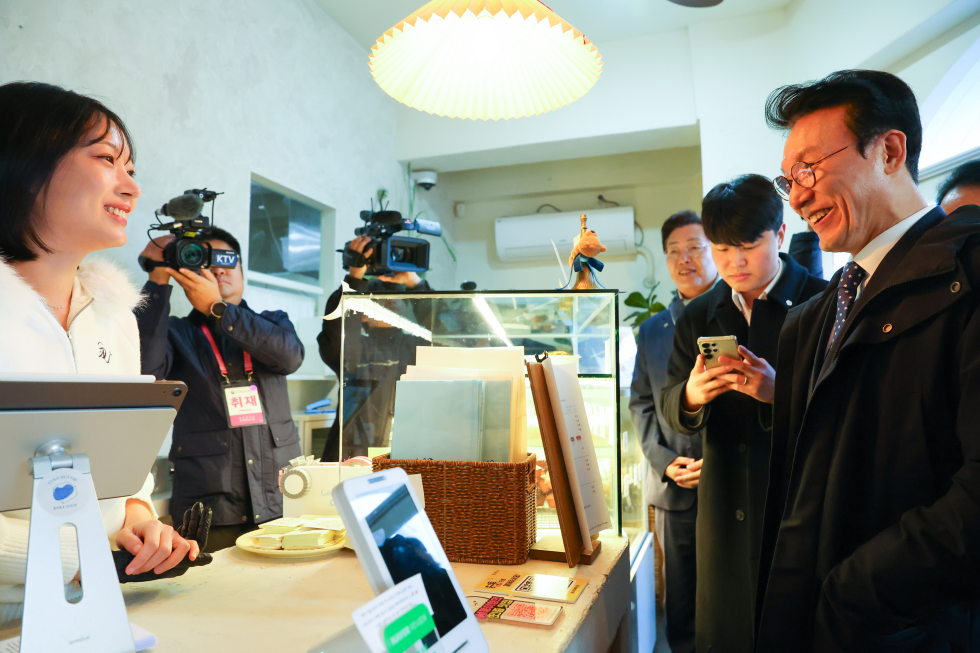 PM Kim visits bakery street