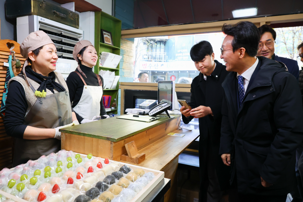PM Kim visits bakery street