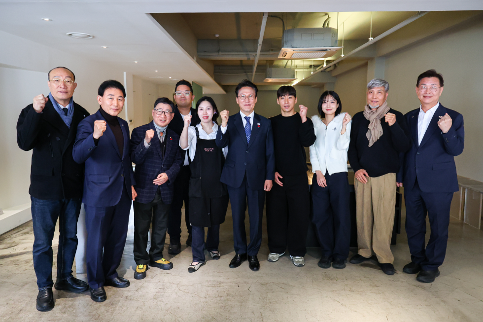 PM Kim visits bakery street