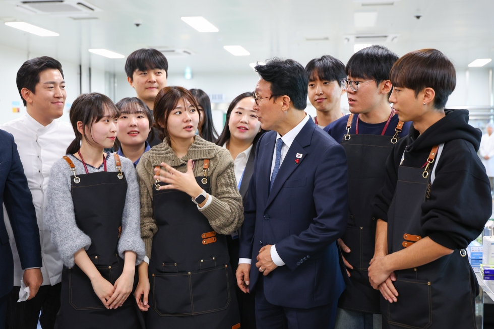 PM Kim visits food-specialized industrial complex