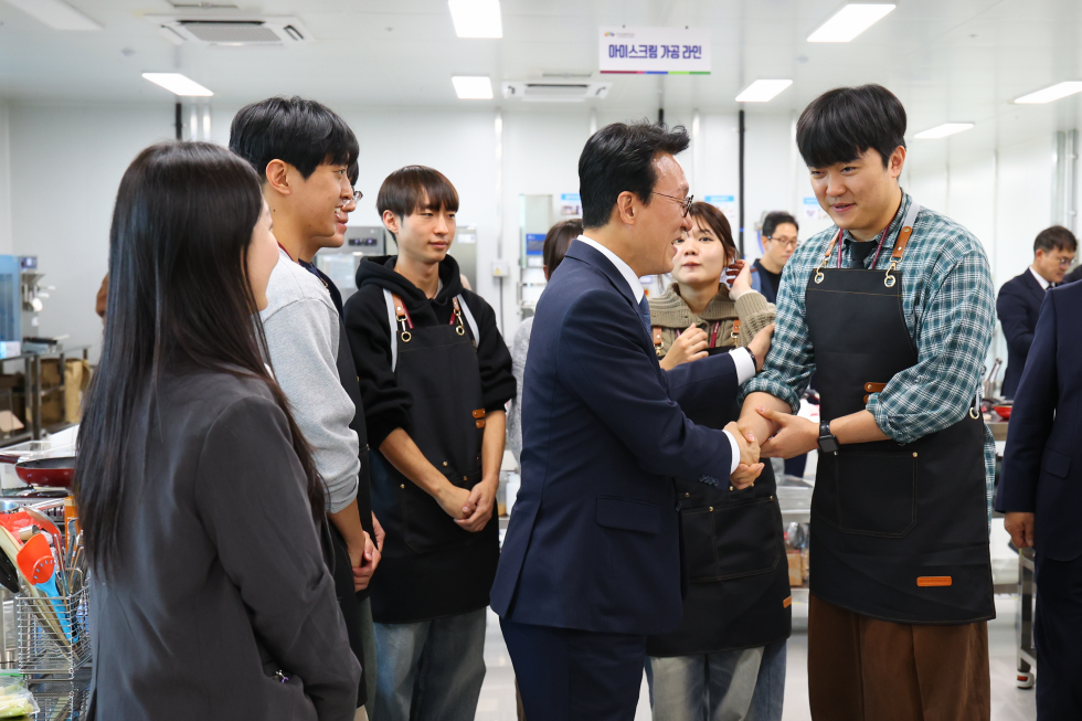 PM Kim visits food-specialized industrial complex