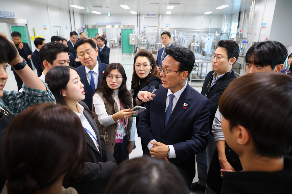 PM Kim visits food-specialized industrial complex