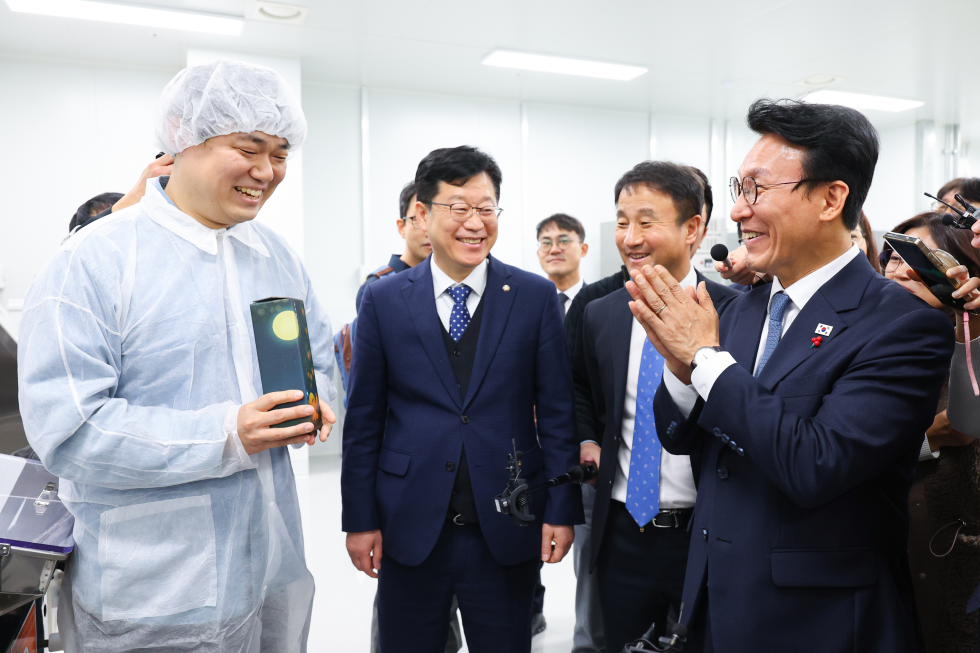 PM Kim visits food-specialized industrial complex