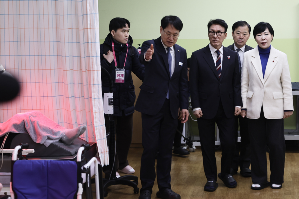 PM Kim visits care center for senior citizens