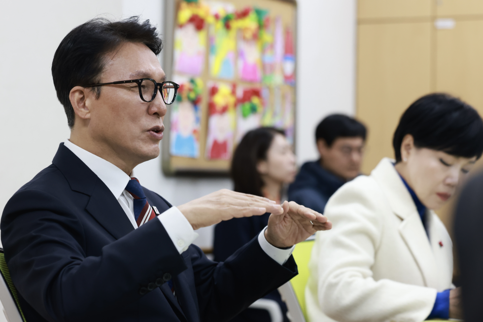 PM Kim visits care center for senior citizens